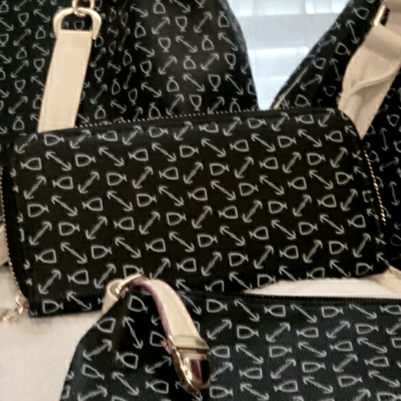 Wallet- zip up style! - Picture 6 of 7